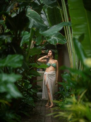 Simran Bejwani Instagram - Main character monsoon moment🍃

Outfit @savana 
📷 @shivamsgraphy 

#goadiaries #monsoon #monsoondiaries #rain #justfeelit #travelwithsim