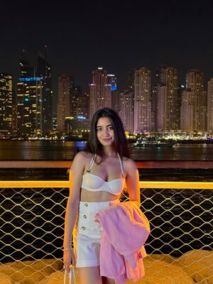 Simran Bejwani Instagram - minding mine ♡

[ dubai, marina walk, marina dubai ]