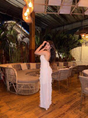 Simran Bejwani Instagram - Wore white, danced like I was on fire!🤍🔥

One of the best nights at @tikitii.goa 💌

#goadiaries #travelwithsim #goa #summer