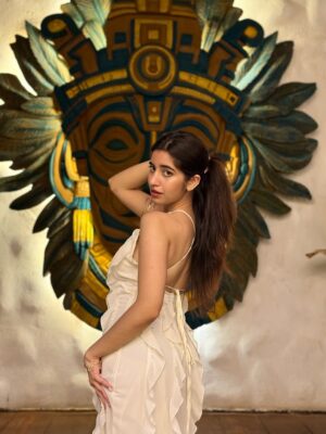 Simran Bejwani Instagram - Wore white, danced like I was on fire!🤍🔥
One of the best nights at @tikitii.goa 💌
#goadiaries #travelwithsim #goa #summer