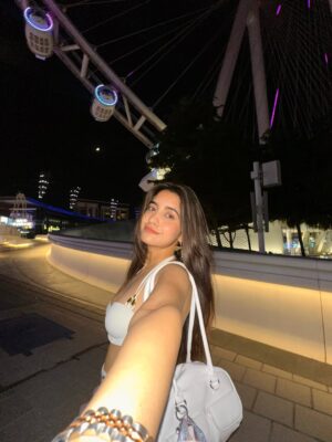 Simran Bejwani Instagram - minding mine ♡

[ dubai, marina walk, marina dubai ]