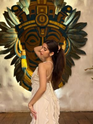 Simran Bejwani Instagram - Wore white, danced like I was on fire!🤍🔥

One of the best nights at @tikitii.goa 💌

#goadiaries #travelwithsim #goa #summer