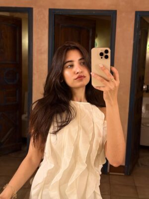 Simran Bejwani Instagram - Wore white, danced like I was on fire!🤍🔥

One of the best nights at @tikitii.goa 💌

#goadiaries #travelwithsim #goa #summer