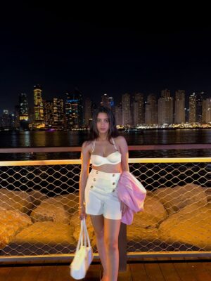 Simran Bejwani Instagram - minding mine ♡

[ dubai, marina walk, marina dubai ]