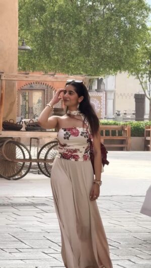 Simran Bejwani Instagram - bolly music and me against the world🫢🫣
outfit @savana
#outfitcheck #outfitinspo #bollywood