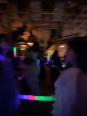 Simran Bejwani Instagram - Wore white, danced like I was on fire!🤍🔥
One of the best nights at @tikitii.goa 💌
#goadiaries #travelwithsim #goa #summer