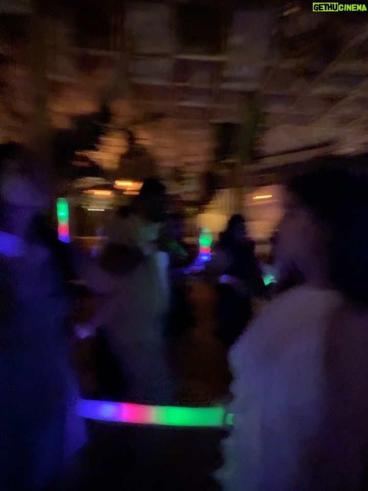 Simran Bejwani - 9.5K Likes - Wore white, danced like I was on fire!🤍🔥

One of the best nights at @tikitii.goa 💌

#goadiaries #travelwithsim #goa #summer