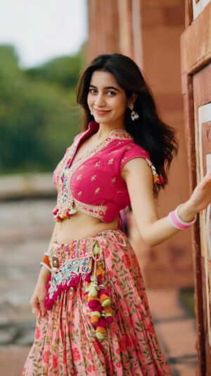 Simran Bejwani Instagram - Your Navratri girl next door🦚
Outfit @prachithelabel
🎥@shivamsgraphy
#navratrichaniyacholi #navratri #outfitinspo #navratri2025 #navratrivibes