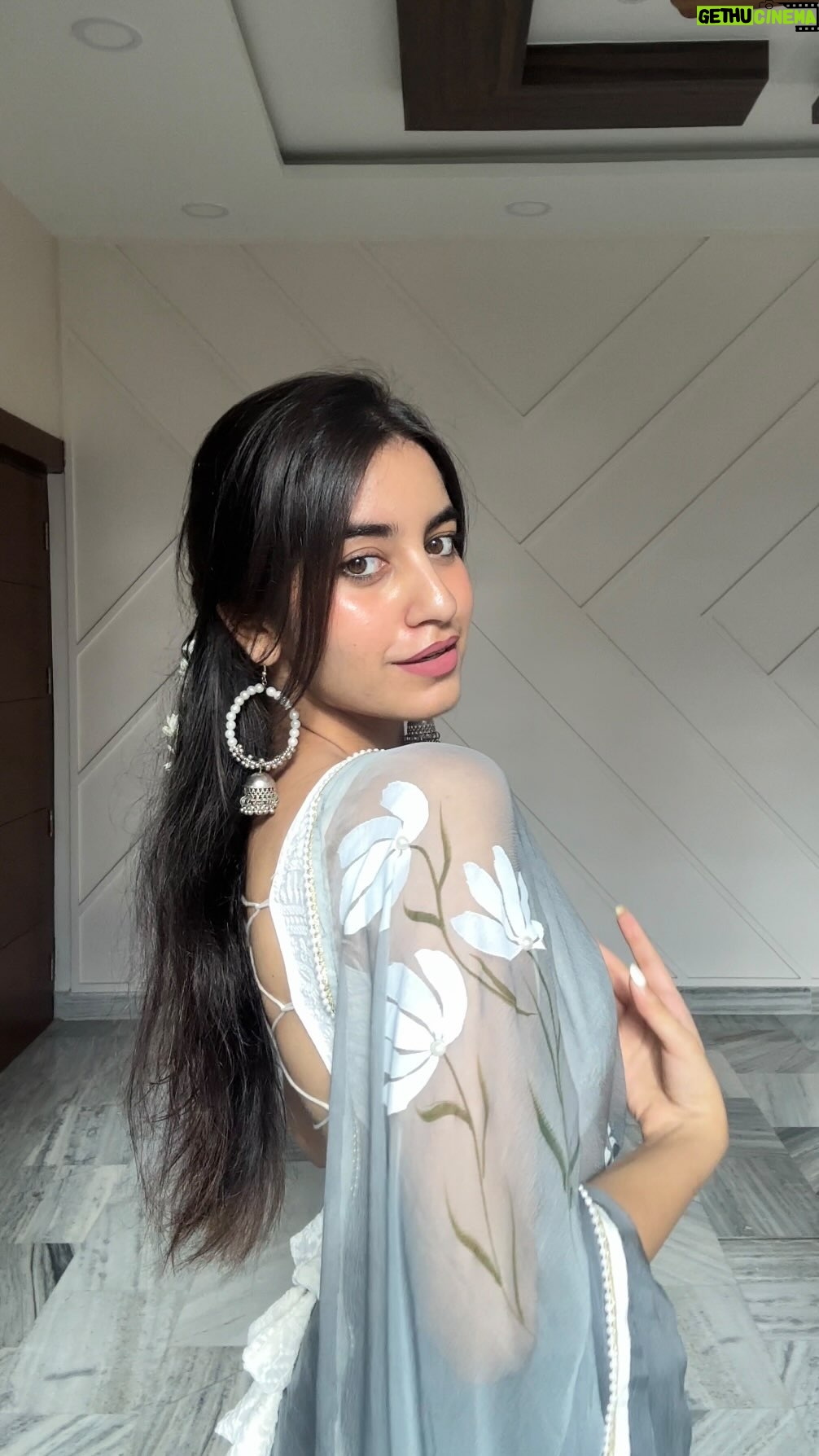Simran Bejwani - 26.8K Likes - Saree and gajra: a perfect combo🤌🏼

#aasakooda #transition