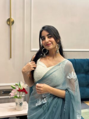 Simran Bejwani Instagram - the phool you’ve been looking for✨🌙🧚