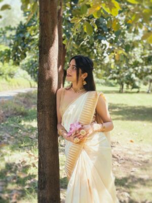 Simran Bejwani Instagram - श्रृंगार supremacy🪷🪞✨🪬