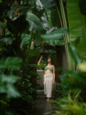 Simran Bejwani Instagram - Main character monsoon moment🍃

Outfit @savana 
📷 @shivamsgraphy 

#goadiaries #monsoon #monsoondiaries #rain #justfeelit #travelwithsim