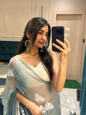 Simran Bejwani Instagram - the phool you’ve been looking for✨🌙🧚