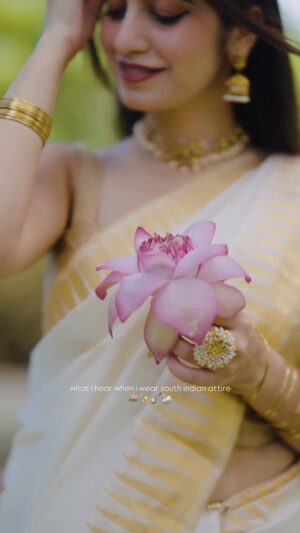 Simran Bejwani Instagram - Romanticising my life w kajal and jhumkas🦢🪕🤍
Styling by yours truly
🎥@shivamsgraphy
#southindian #desiera #ethniclook #onamlook #onamvibes #onamfestival #onamsaree #onamspecial