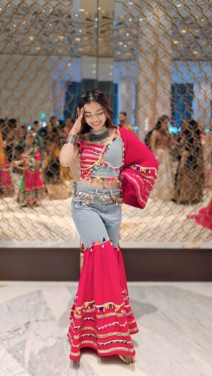 Simran Budharup Instagram - Old Lehenga, New Story 🔥🥰
Neck piece and Hair Piece 🌸 @aabhushan.sanskriti
#Recycle #reuse #navratri #navratrioutfit #cute #actor #starus #simranbudharup