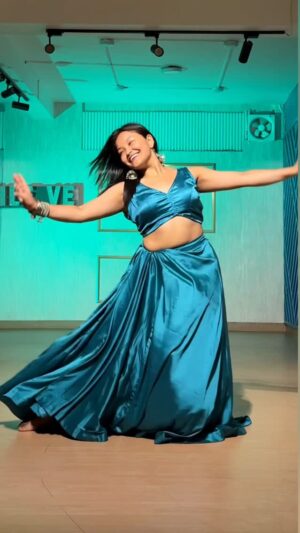 Simran Chantel Instagram - Aaja Nachle 💙
Dc : @anjanac_choreo
ib : @rashi_agrwl_ 💖