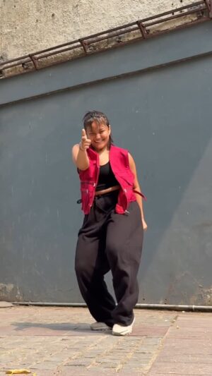 Simran Chantel Instagram - Rate my energy 🫣🩷
Dc : @dharmiksamani