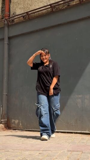 Simran Chantel Instagram - Dil Mai Baji Guitar 🎸😛
Dc : @sushmabiswakarma101