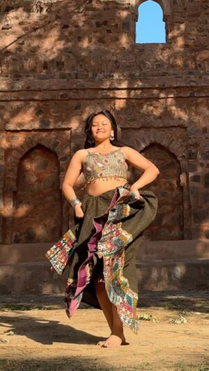 Simran Chantel Instagram - Jhumka Gir Jaye Lekin Dance Nahi Rukna Chaiye 🥰🙌🏼
IB : @kanishtha_19 🫶