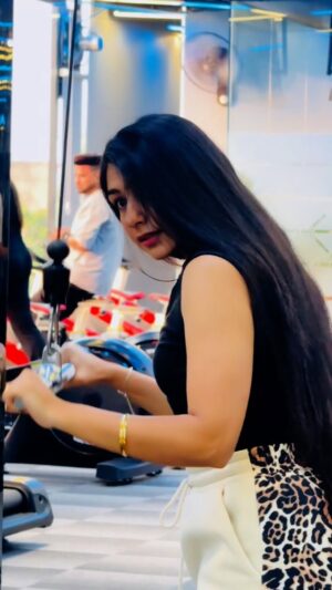 Simran Kaur Instagram - 💪 Bringing the vibe with #Bicep 🔥
@sarikagill @realsultaan @desi_crew @officialshreebrar @ufodigitalmedia