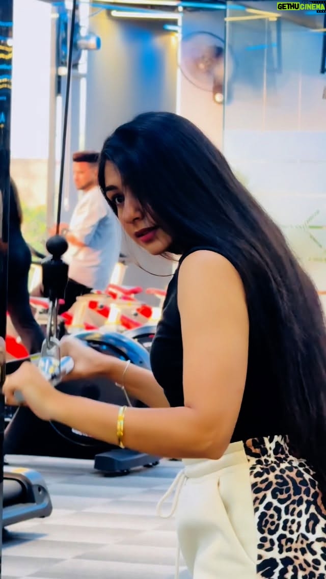 Simran Kaur - 2K Likes - 💪 Bringing the vibe with #Bicep 🔥
@sarikagill @realsultaan @desi_crew @officialshreebrar @ufodigitalmedia
