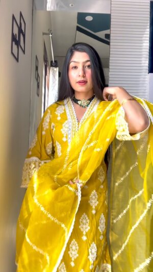 Simran Kaur Instagram - Chandi rangia yaara 🤩🌙

@gurshabad
@ctownproduction