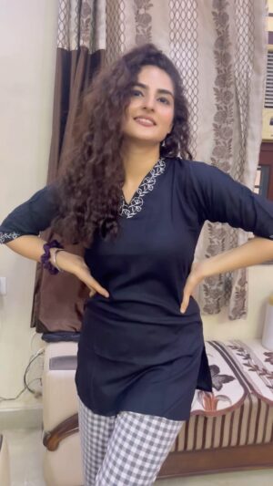 Simran Rawal Instagram - Ik vaari takk lay mere val hass k 👀🙈