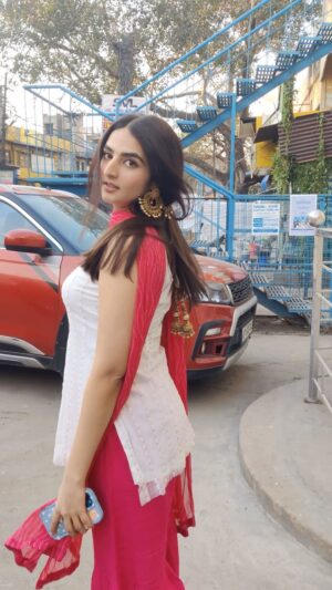 Simran Rawal Instagram - the phool you’ve been looking for🌹🙈

.

.

.

.
 #reelsinstagram #fypシ #instadaily #foryou #explore #hindi #reelsindia #ethnic #weddingoutfit #whitesuit #pinksharara #sharara #jhumka #desicore #desiaesthetics #traditional #punjabisuit #engagementparty #suit #fashion #simranrawal #punjab