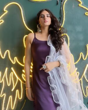 Simran Rawal Instagram - vekhi kinna suit krugi😎👀🤭
.
.
#explore #trendingoutfit #looks #trend #outfit #ootd #makeup #cuteoutfit #hairstyle #outfitinspo #lovehostel #simranrawal #fashion #coordset #mumbai #jumpsuit #blackdress #mumbaifashion #delhiinfluencer #actor #vivelsoap #actor #oversizedshirt #cooloutfit #indianoutfit #bisleri #suit