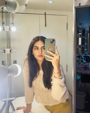 Simran Rawal Instagram - कागज़ के पन्नो पर मैं लिख दु तेरा नाम✍🏻✨🌼
.
#fashion #mumbai #newyear #dubaidowntown #jumeriah #explore #trendingoutfit #looks #trend #outfit #ootd #palmjumeriah #atlantis #makeup #cuteoutfit #urbanic #burjkhalifa #dubaitravel #hairstyle #outfitinspo #lovehostel #dolphinarium #outfitinspo #dubaifashion #jumeriahbeach #marina #fashion #outift #shoot #dubaistyle #dubaioutfit #outfitinspo #vivel
