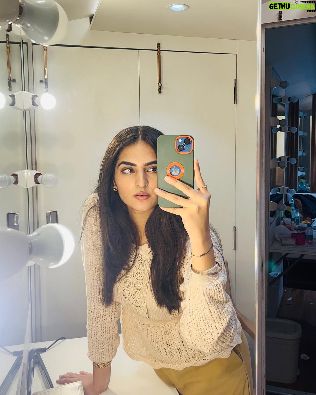 Simran Rawal - 5.2K Likes - कागज़ के पन्नो पर मैं लिख दु तेरा नाम✍🏻✨🌼

.

#fashion #mumbai #newyear #dubaidowntown #jumeriah #explore #trendingoutfit #looks #trend #outfit #ootd #palmjumeriah #atlantis #makeup #cuteoutfit #urbanic #burjkhalifa #dubaitravel #hairstyle #outfitinspo #lovehostel #dolphinarium #outfitinspo #dubaifashion #jumeriahbeach #marina #fashion #outift #shoot #dubaistyle #dubaioutfit #outfitinspo #vivel