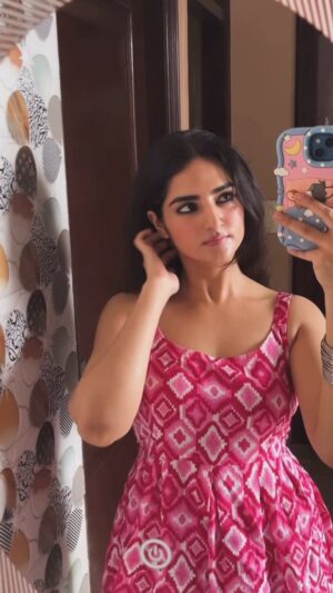 Simran Rawal Instagram - apni mummy se kab milwa re ho?😛🙈

.

.
.

.

.

. #reelsinstagram #fypシ #instadaily #foryou #explore #hindi #reelsindia #ethnic #weddingoutfit #whitesuit #pinksharara #sharara #jhumka #desicore #desiaesthetics #traditional #punjabisuit #engagementparty #suit #fashion #simranrawal #punjabi #pinkkurti #kurti #nosering