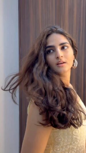 Simran Rawal Instagram - Where's my Raaaajjjjj!!!????🤭😂🙈

.

#k3g #ddlj #filmy #raj #simranrawal #trendingreels #actor #mumbai #music #song #drama #dramatic #love #slowmo #surajhuamaddham #zeetv