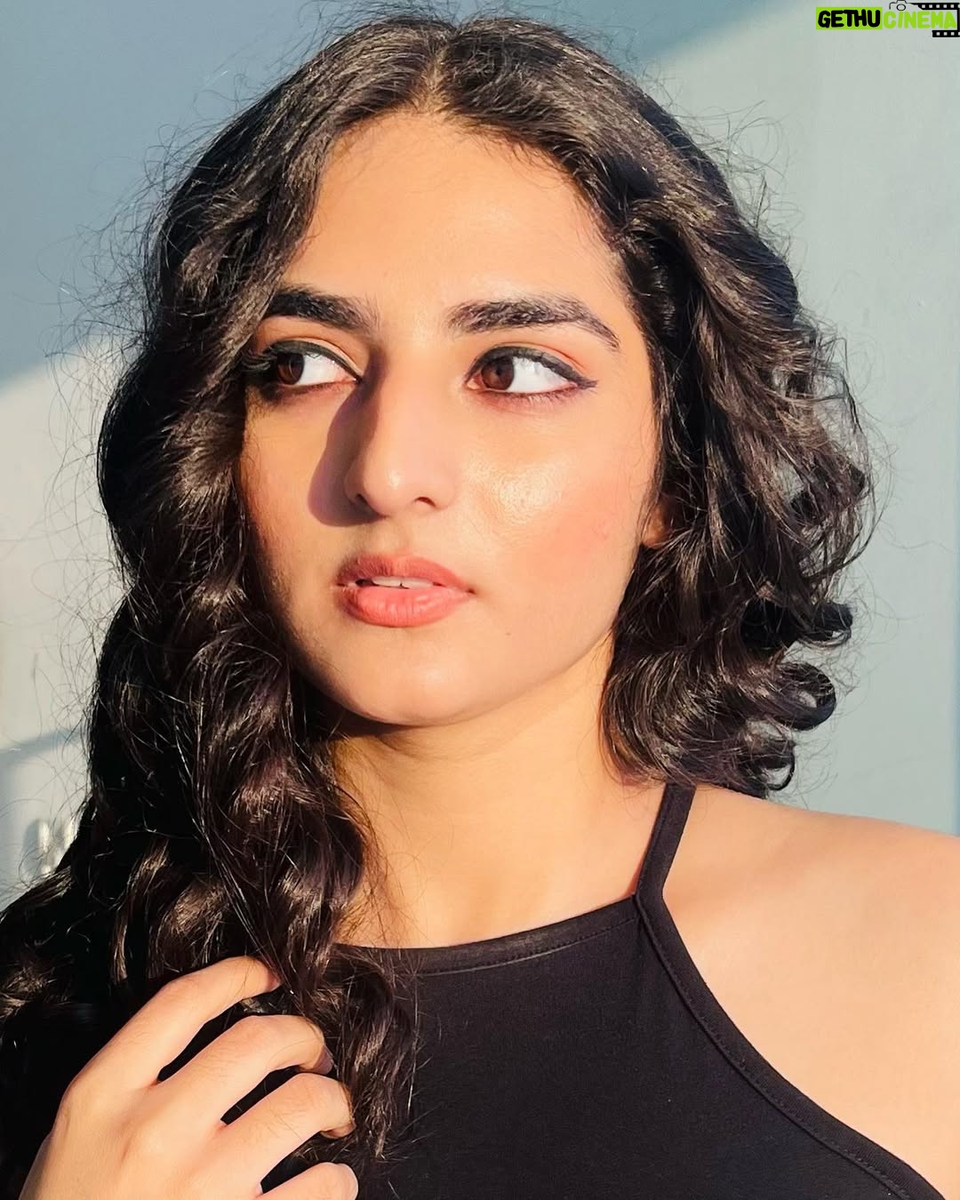 Simran Rawal - 1.7K Likes - alexa, play sukoon in my life😌🫠

.

.

#explore #trendingoutfit #looks #trend #outfit #ootd #makeup #cuteoutfit #hairstyle #outfitinspo #lovehostel #simranrawal #fashion #coordset  #mumbai #jumpsuit #blackdress #mumbaifashion #delhiinfluencer #actor #vivelsoap  #actor #oversizedshirt #cooloutfit #indianoutfit #bisleri #suit