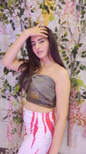 Simran Rawal Instagram - 🌹🌹
.

.

.

.

.

.

.
 #reelsinstagram #fypシ #instadaily #foryou #explore #hindi #reelsindia #partyoutfit #weddingoutfit #outfitideas #bodycondress #newyearparty #pencilskirt #desicore #shimmery #pinkskirt #westernfashion #longskirt #engagementparty #skirt #fashion #simranrawal