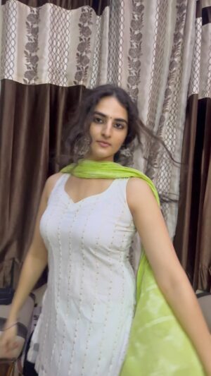 Simran Rawal Instagram - ऐसी उलझी नज़र उन से हटती नहीं🕊️🪞🪕
.

.

.
#reels #reelsvideo #reelsinstagram #reelsviral #explore #explorepage #explorepage #foryou #foryoupage #fyp #fypage #trendingsongs #trending #punjabisuit #punjabi #sharara #curlyhair #outfitinspiration #jhumka #ethnic