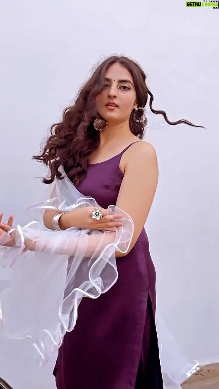Simran Rawal - 1.8K Likes - S in my name stands for Sanskari🙈😛😂

.

#dilawara #ethnic #bindi #traditional #punjabisuit
#explore #trend #viral #lovehostel #simranrawal #cuteoutfit #style #trending #fashion #curlyhair #hotstar #zeetv #actor #outfitinspo #trendyhairstyle #fashioninfluencer #mumbai #slowmo #lyrics