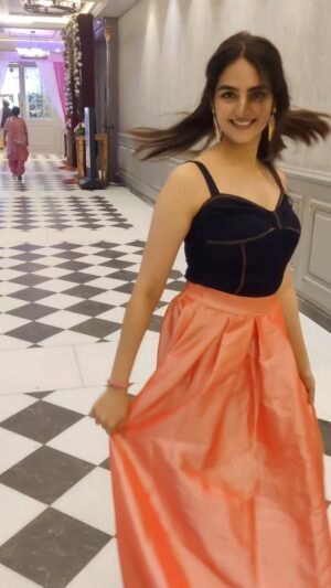 Simran Rawal Instagram - Ishq haiii!???🙈🍦🎀

.

.

.
 #reelsinstagram #fypシ #instadaily #foryou #explore #hindi #reelsindia #ethnic #ishqhai #mismatched #weddingoutfit #whitesuit #icecreamearrings #earrings #funkyearings #cindrella #disney #jhumka #bow #pinkskirt #princessoutfit #longskirt #engagementparty #icecream #skirt #fashion