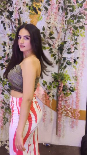 Simran Rawal Instagram - yours truly👀🌸🌷🌷

.

.

.

.
.

.
.
 #reelsinstagram #fypシ #instadaily #foryou #explore #hindi #reelsindia #partyoutfit #weddingoutfit #outfitideas #bodycondress #newyearparty #pencilskirt #desicore #shimmery #pinkskirt #westernfashion #longskirt #engagementparty #skirt #fashion #simranrawal