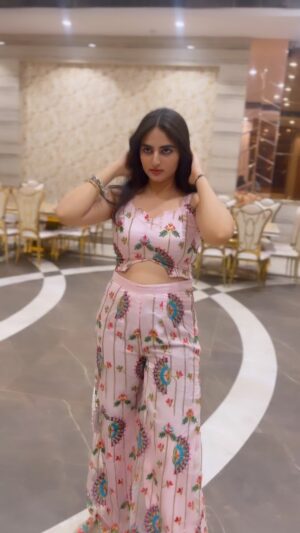 Simran Rawal Instagram - chand k sath sath 1 plate chole bhature b lete ana!🙈

.

 #explore #slowmo #vickykaushal #saraalikhan #trend #viral #trendyoutfits #reels #fyp #foryou #delhiinfluencer #trendingsong #simranrawal #cuteoutfit #bollywood #style #trending #fashion #slowmo #fashioninspo #mumbai #actor #terevaaste #designeroutfit #weddingoutfit #outfitinspo