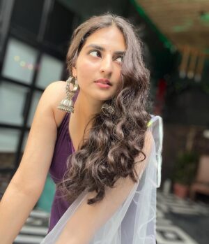 Simran Rawal Instagram - Naina thag lenge👀🤍
.
#ethnic #bindi #traditional #punjabisuit
#explore #trend #viral #lovehostel #simranrawal #cuteoutfit #style #trending #fashion #curlyhair #hotstar #zeetv #actor #outfitinspo #trendyhairstyle #fashioninfluencer #mumbai #slowmo #lyrics