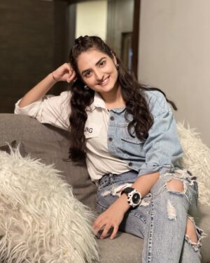 Simran Rawal Instagram - Alll smilesss.. 🥶🦋🐳❄️
#explore #trendingoutfit #looks #trend #outfit #ootd #makeup #cuteoutfit #hairstyle #outfitinspo #lovehostel #simranrawal #fashion #coordset #mumbai #jumpsuit #denim #mumbaifashion #influencer #actor #vivelsoap #tomboylook
#oversizedshirt #cooloutfit
