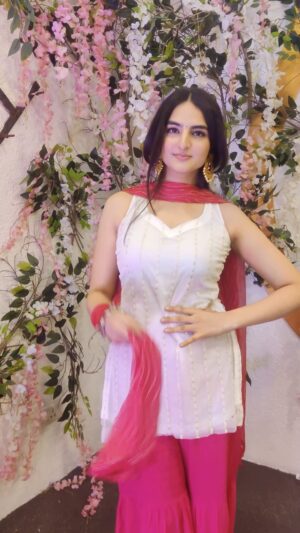 Simran Rawal Instagram - mjhe kya mai toh ‘wife material’ hu💓

.

.
 #reelsinstagram #fypシ #instadaily #foryou #explore #hindi #reelsindia #ethnic #weddingoutfit #whitesuit #pinksharara #sharara #jhumka #desicore #desiaesthetics #traditional #punjabisuit #engagementparty #suit #fashion #simranrawal