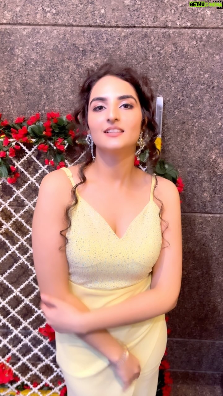 Simran Rawal - 2.4K Likes - 💛💛💛

.

.

#talwinder #wishes #punjabisong #trending #trendingsong #viral #foryou #instareel #trendingreel #fashion #viralreel #reelkrofeelkro #explore  #weddingsaga #yellow #yellowgown #gown #outfit #fit #hairstyle #messybun