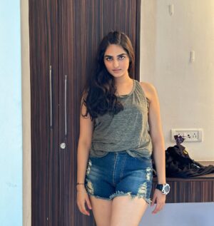 Simran Rawal Instagram - Life is worth, not व्यर्थ !!🌼💁🏻♀️
.
#explore #trendingoutfit #looks #trend #outfit #ootd #makeup #cuteoutfit #hairstyle #outfitinspo #lovehostel #simranrawal #fashion #coordset #mumbai #jumpsuit #blackdress #mumbaifashion #delhiinfluencer #actor #vivelsoap #tomboylook #actor #oversizedshirt #cooloutfit