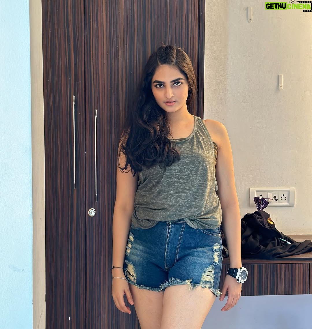 Simran Rawal - 4.7K Likes - Life is worth, not व्यर्थ !!🌼💁🏻‍♀️

.

#explore #trendingoutfit #looks #trend #outfit #ootd #makeup #cuteoutfit #hairstyle #outfitinspo #lovehostel #simranrawal #fashion #coordset  #mumbai #jumpsuit #blackdress #mumbaifashion #delhiinfluencer #actor #vivelsoap #tomboylook #actor #oversizedshirt #cooloutfit