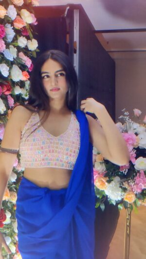 Simran Rawal Instagram - ishq ne pakad li kalai h meri🤏🏻🦋🦋

.

.
 #reelsinstagram #fypシ #instadaily #foryou #explore #hindi #reelsindia #ethnic #weddingoutfit #saree #bluesaree #jhumka #desicore #desiaesthetics #traditional #sareelove #engagementparty #blouse #saad