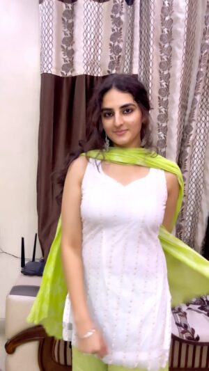 Simran Rawal Instagram - Mere dil vich vasja👀💚🤌🏻

.

.
#reels #reelsvideo #reelsinstagram #reelsviral #explore #explorepage #explorepage #foryou #foryoupage #fyp #fypage #trendingsongs #trending #punjabisuit #punjabi #sharara #curlyhair #outfitinspiration #jhumka #ethnic