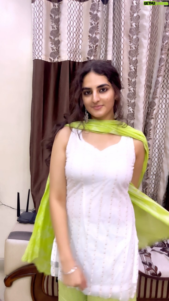Simran Rawal - 4.3K Likes - Mere dil vich vasja👀💚🤌🏻

.

.
#reels #reelsvideo #reelsinstagram #reelsviral #explore #explorepage #explorepage #foryou #foryoupage #fyp #fypage #trendingsongs #trending #punjabisuit #punjabi #sharara #curlyhair #outfitinspiration #jhumka #ethnic