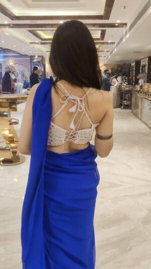 Simran Rawal Instagram - peeche aoge toh momos lekr ana🤌🏻👀

.

.

 #reelsinstagram #fypシ #instadaily #foryou #explore #hindi #reelsindia #ethnic #weddingoutfit #saree #bluesaree #jhumka #desicore #desiaesthetics #traditional #sareelove #engagementparty #blouse